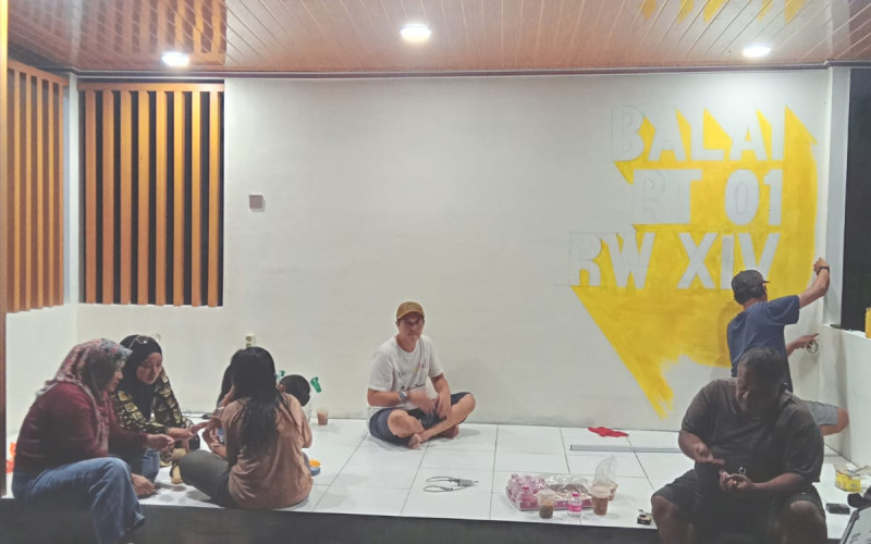 Kerja Bhakti Revitalisasi Balai RT